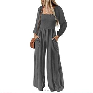 Chic Gray Jumpsuit with Modern Wide-Leg Design
